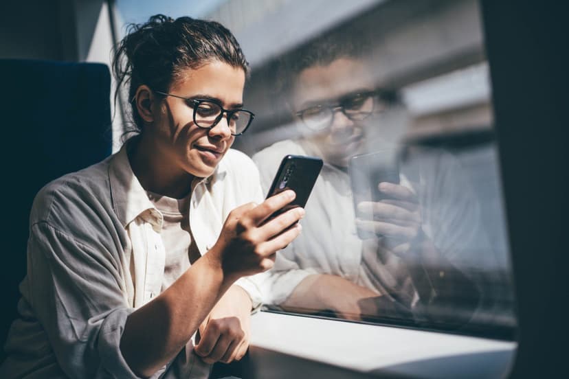 Pendlerin im Zug nutzt TicketPlus+ App – Express Checkout per Apple Pay, Google Pay oder PayPal in unter 2 Minuten