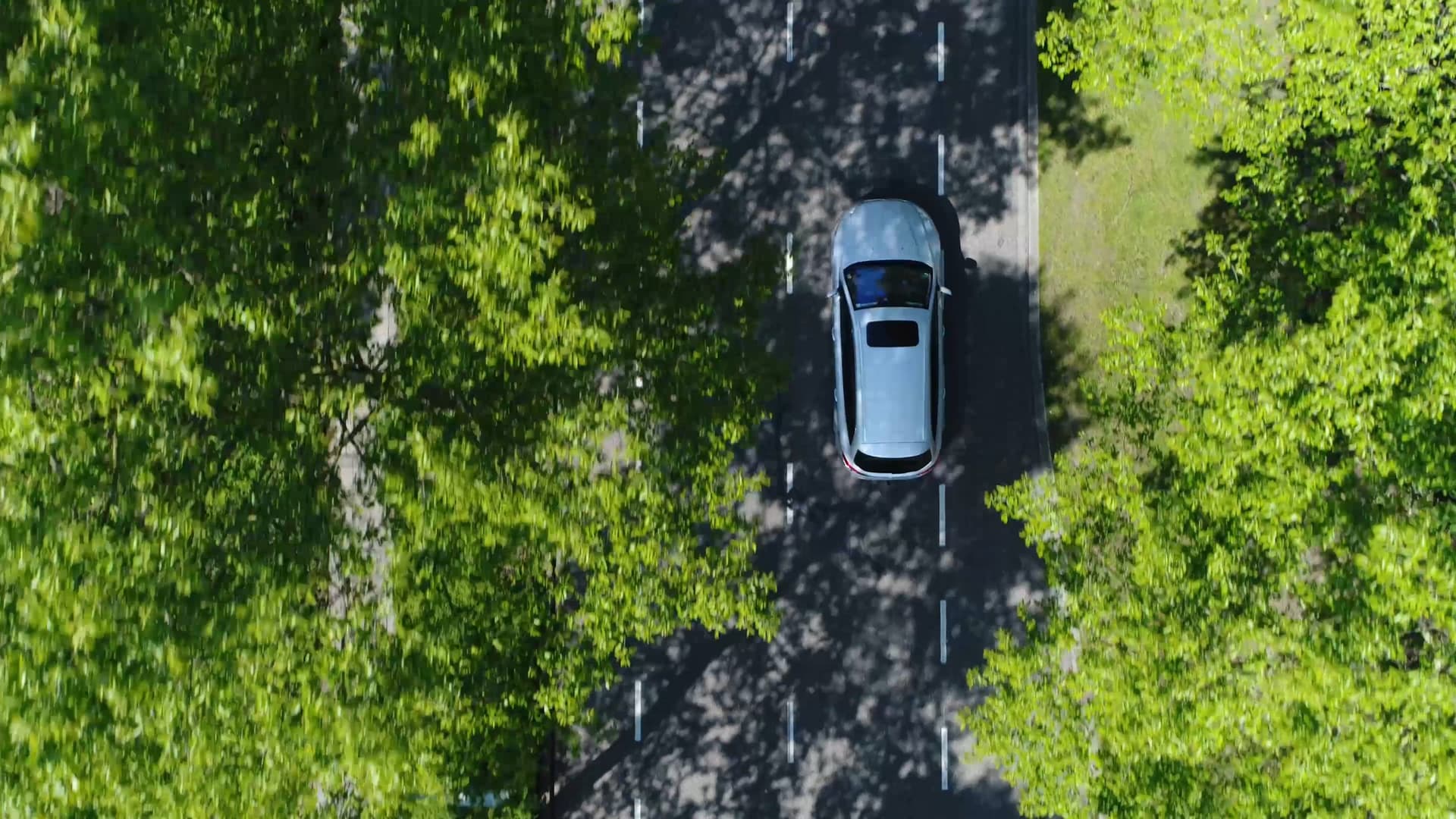 Mitarbeiterin lädt ihr Elektroauto